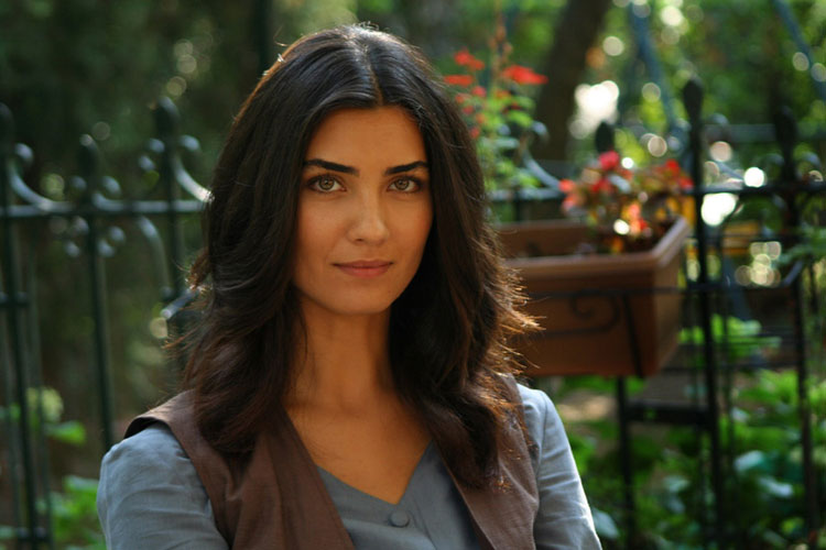 Tuba Büyüküstün Twitteri alt-üst etdi