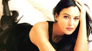 Monika Belluççi aləmi bir-birinə vurdu