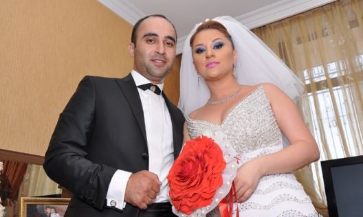 Xatirə İslam gəlinlik paltarını satışa çıxardı