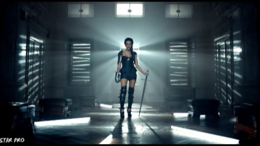 Müğənni çörək yeyərək depressiyanın qarşısını alır 