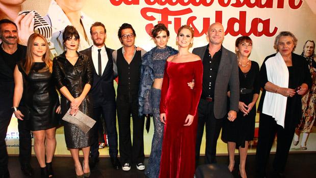 Türk aktyorları Bakıda böyük coşqu ilə qarşılandı