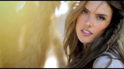 Məşhur model Alessandra Ambrosio çimərlik mövsümünü açdı 