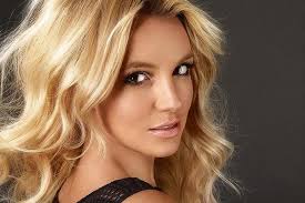 Britni Spirs konsert zamanı səhnədə yıxıldı