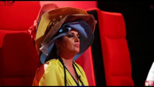 Elza Seyidcahan 6 şlyapanı üst-üstə taxdı