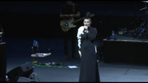 Rusiyalı müğənni Yolka Bakı səhnəsində ayaqyalın oynadı