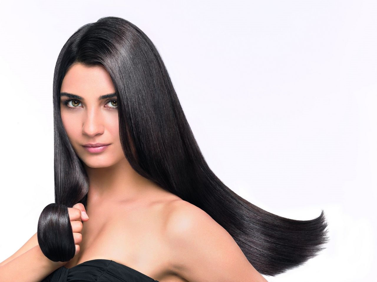 Tuba Büyüküstün ailəsi ilə paparatsilərin hədəfində