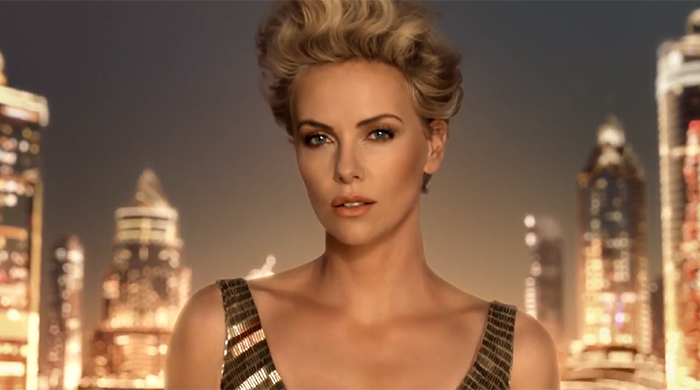 Şarliz Teron məktəblilərə bənzədildi 