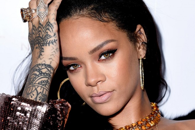 Rihanna cazibədar bədənini gizlətdi