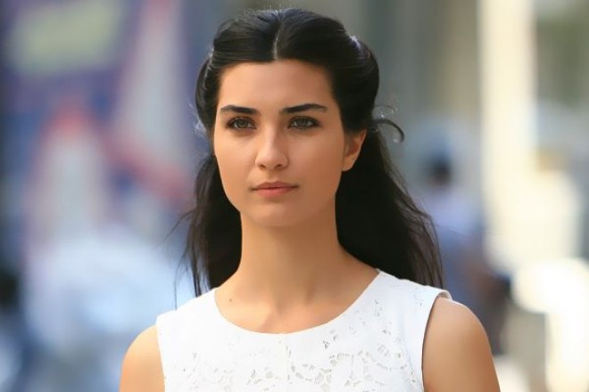 Tuğba Büyüküstün gözəlliylə heyran etdi