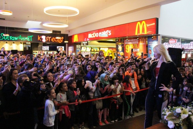 Aleynanın pərəstişkarı onu qucaqlayaraq ağladı