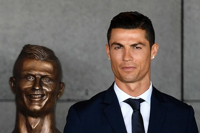Ronaldonun büstü gülüş hədəfinə çevrildi - foto