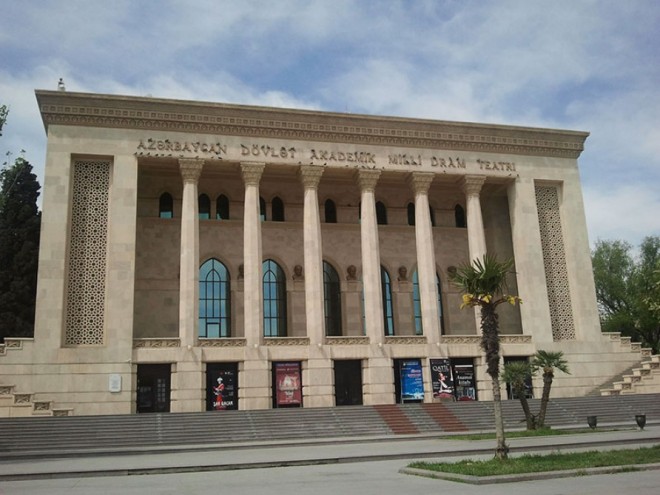Milli Dram Teatrının səhnəsində tamaşalar rus və ingilis dillərində subtitrlərlə nümayiş olunur