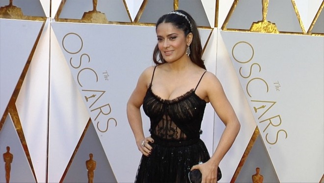 Salma Hayek saçlarını çəhrayı rəngə boyadı - fotolar