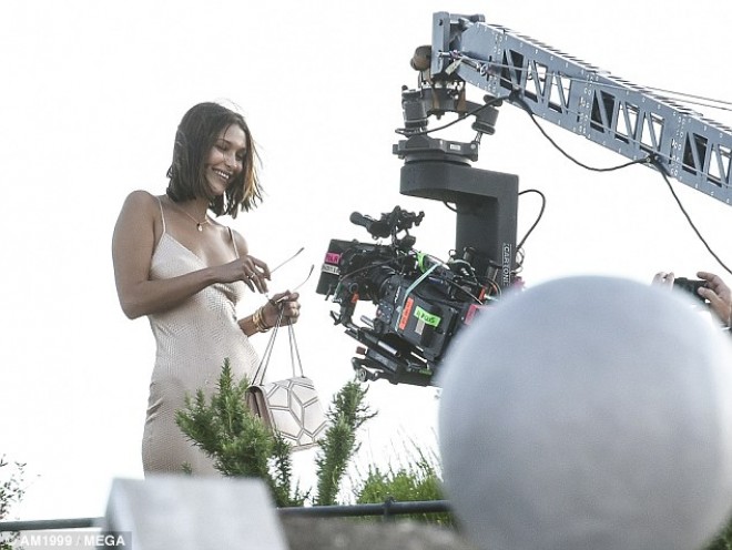 Bella Hadid “Bulgari” üçün kamera qarşısına keçib