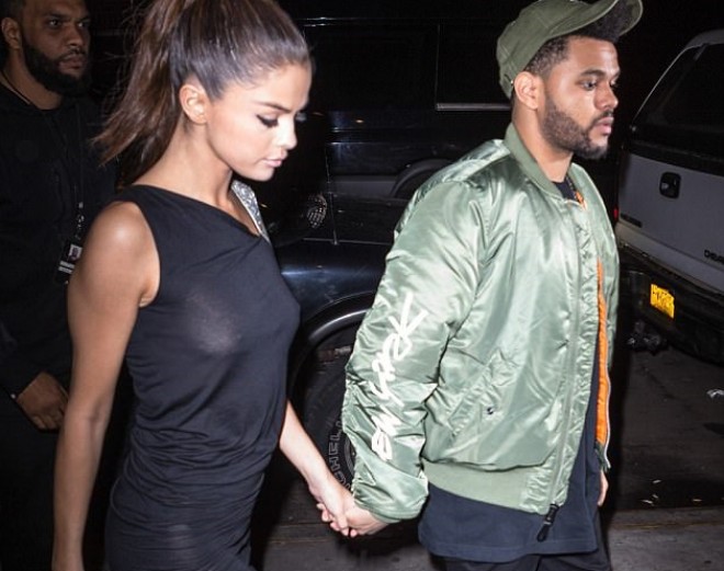 Selena geyimi ilə diqqət mərkəzində - foto