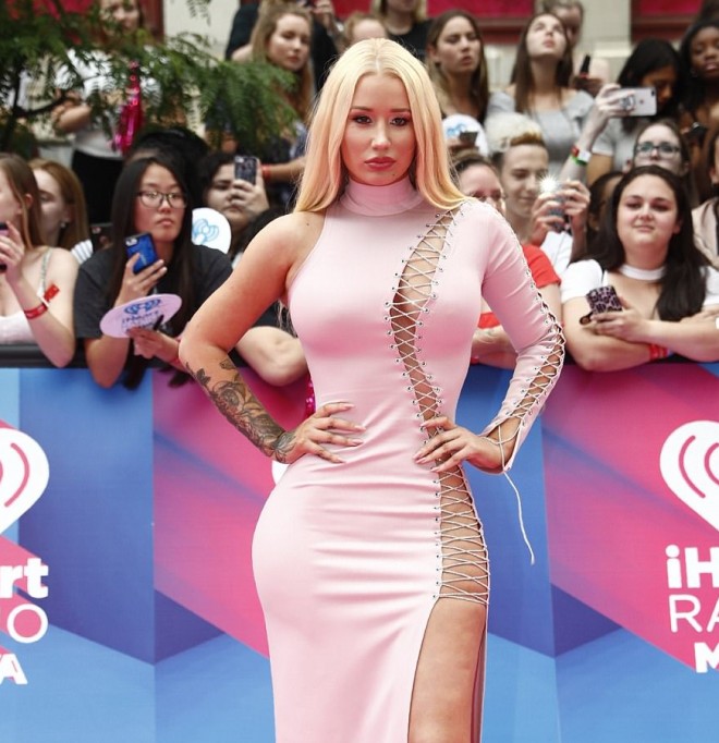 İqqi Azelianın çəhrayı libası - fotolar