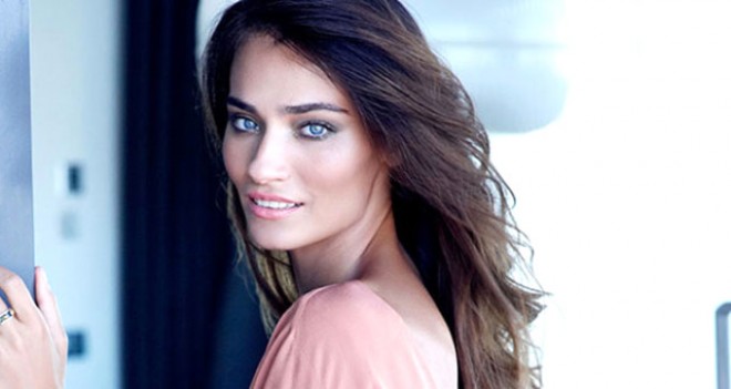 “Vatanım sənsin”in aktrisasının makiyajsız halı