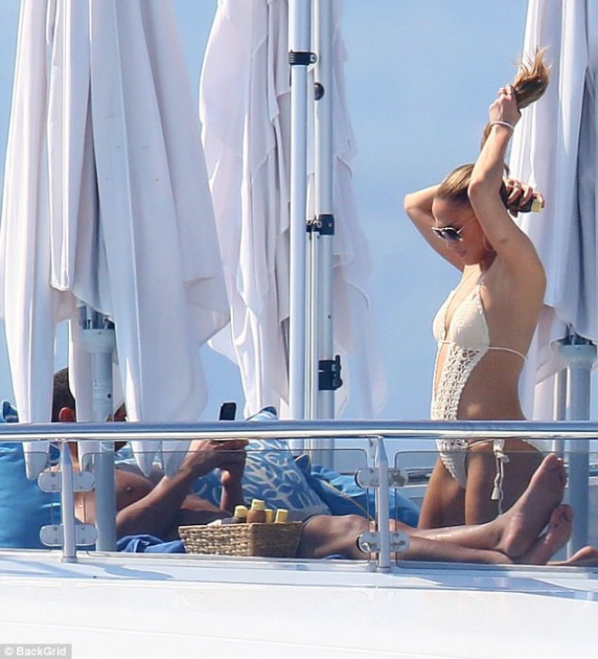 Ceylonun sevgilisi ilə romantik yaxta gəzintisi