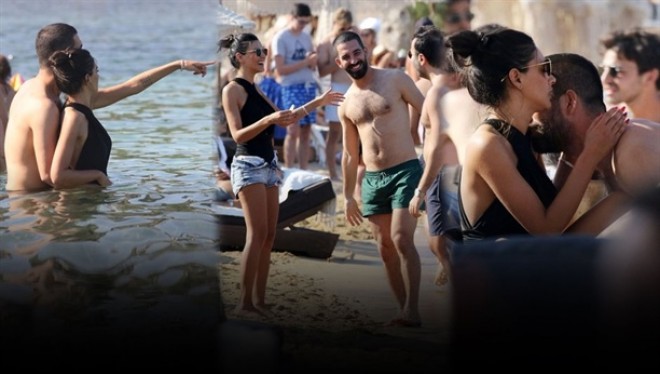 Arda Turan sevgilisi ilə barışığını adada qeyd etdi