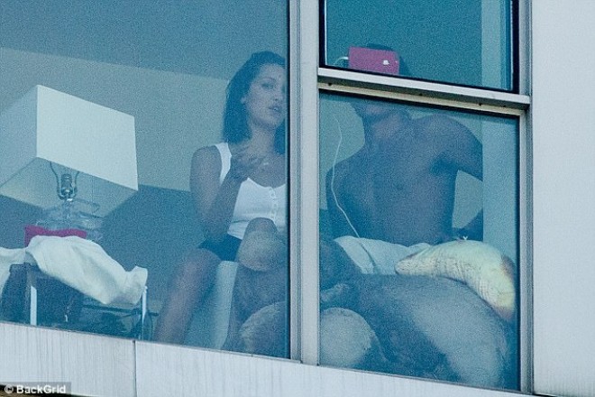 Bella avstraliyalı modellə yataq otağında