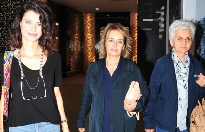 Beren Saat anası və nənəsi ilə - foto