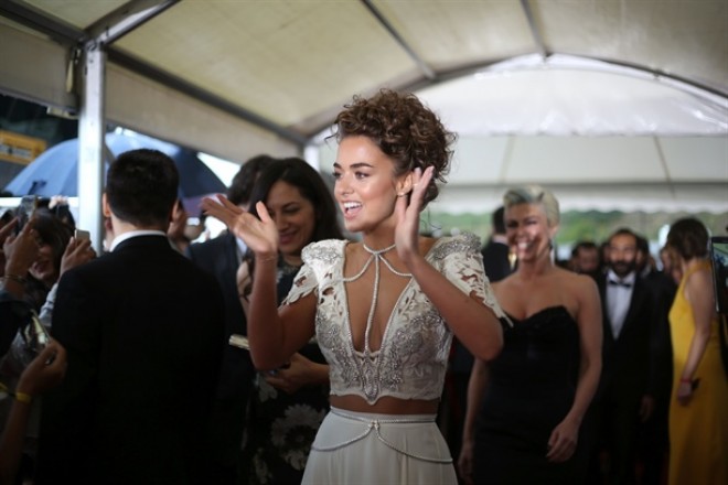 Bensunun sinə dekolteli libası