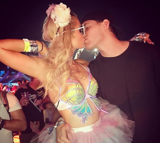 Paris Hilton karnavalda öpüşdü