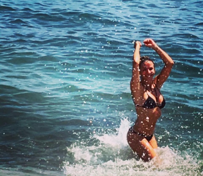 İvana Sert çimərlikdə - foto