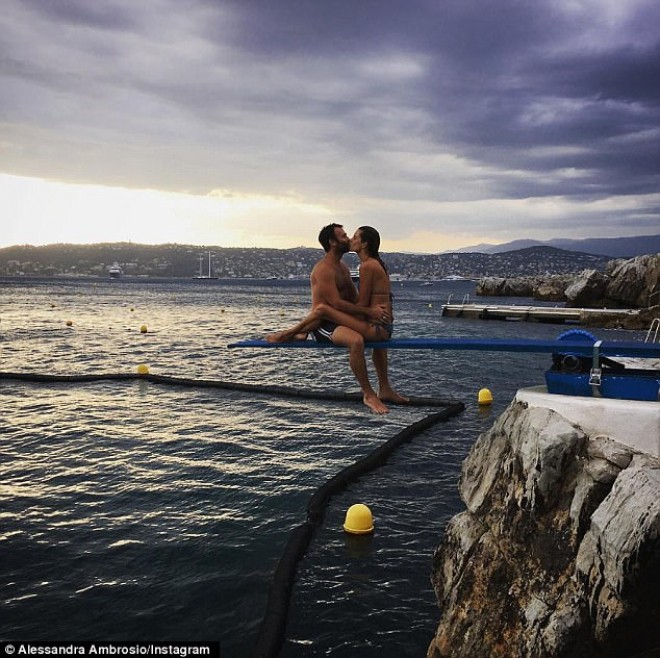 Alessandra çimərlikdə sevgilisi ilə öpüşdü