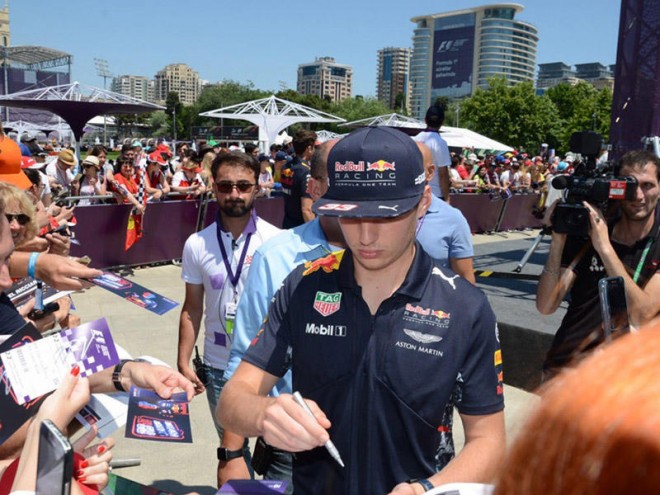 "Formula 1" pilotları Bakıda avtoqraf payladılar - fotolar
