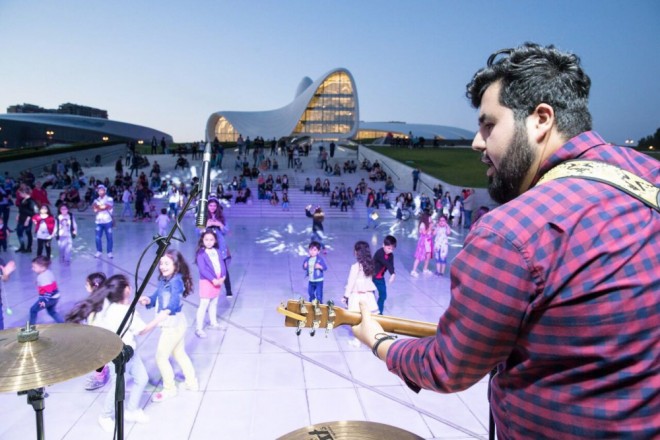 Heydər Əliyev Mərkəzinin parkında dincələnlər üçün konsert təşkil olunub