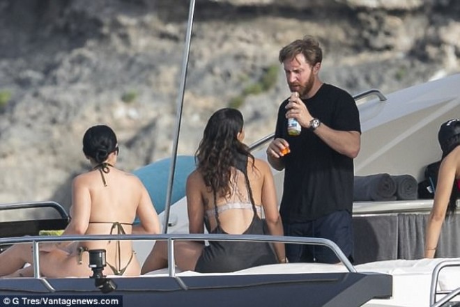 Məşhur dicey sevgilisi ilə adada öpüşərkən - foto