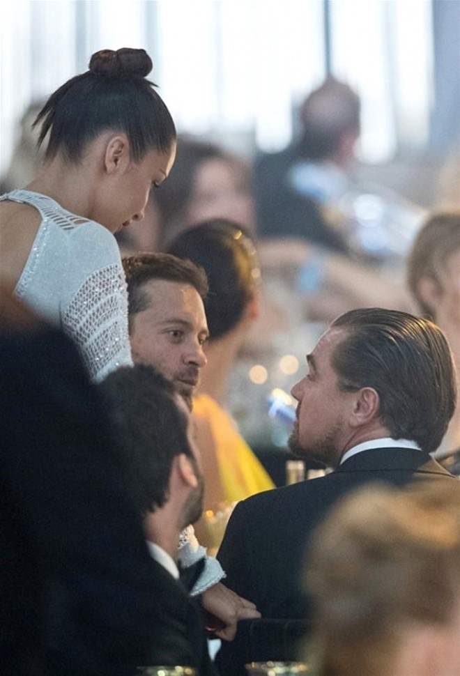 Leonardo Di Kapriodan Bella Hadidə hədiyyə: alt paltarı, güllər və şampan