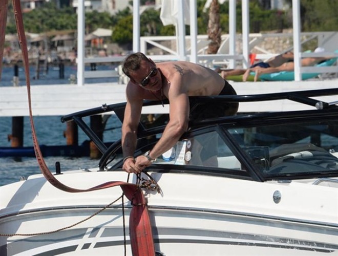 Aktyorların sürət gəmisini dənizə çıxarmaq cəhdi