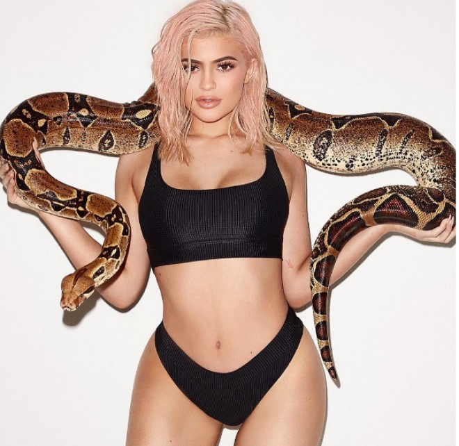 Kayli alt paltarında ilanla foto çəkdirdi