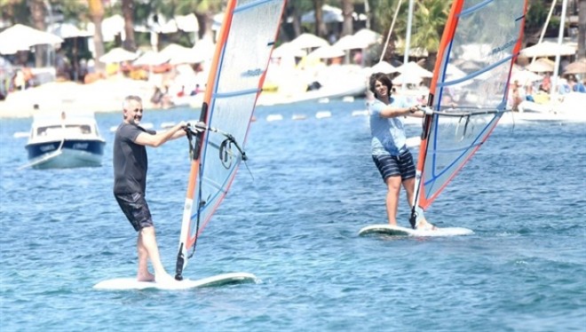 Aktyor və oğlundan sörfinq şousu