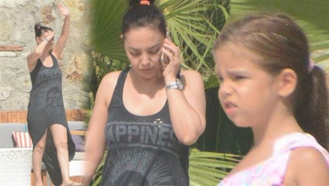 Ebru Gündeş qızıyla istirahətdə