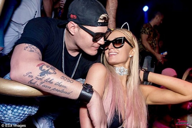 Sevgilisi Parisin adını qoluna döymə etdirdi - foto