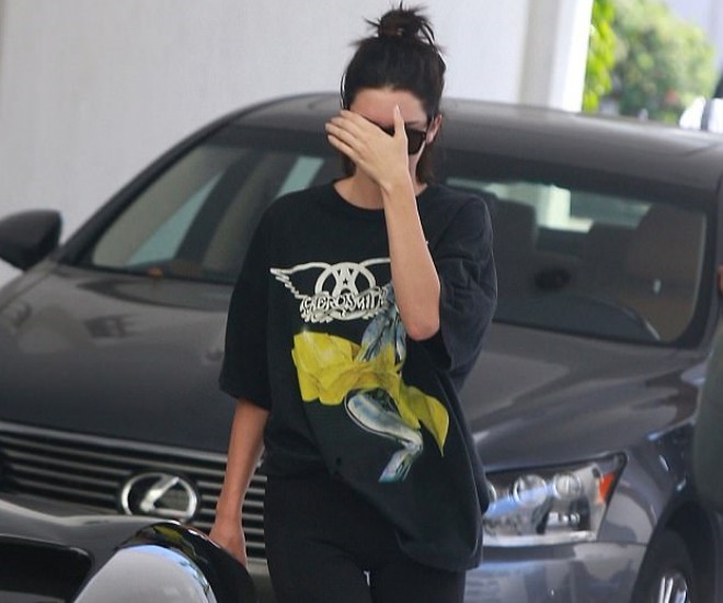 Makiyajsız olduğu üçün əli ilə üzünü gizlətdi - foto