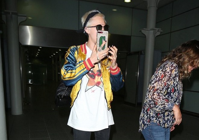 Cazibədar model fərqli obrazda - foto