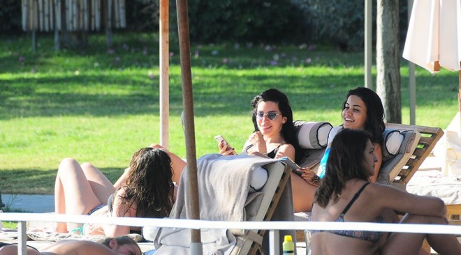 Merve Boluğur çimərlikdə - foto