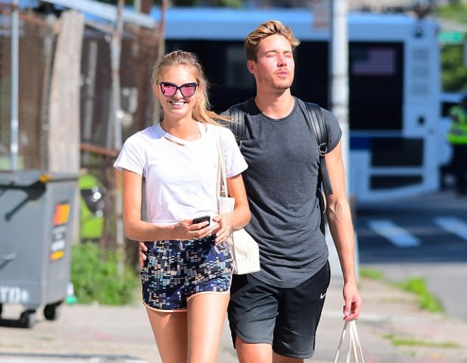 Məşhur model sevgilisi ilə gəzintidə - foto