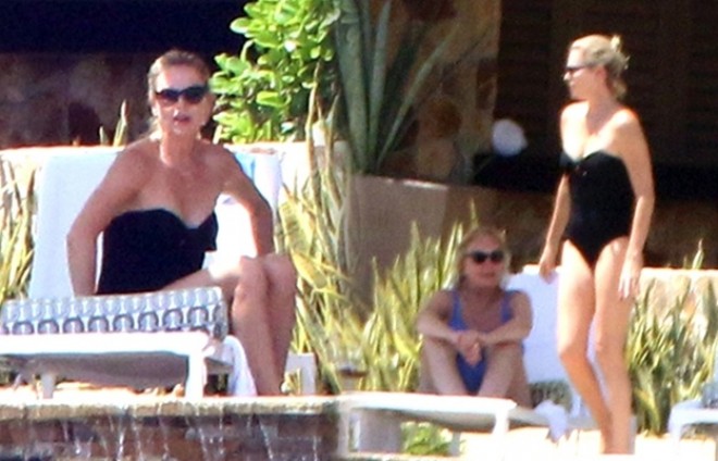 Şarliz Teron Meksikada dincəlir