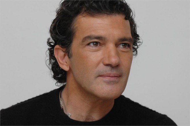 Banderas 19 yaş kiçik sevgilisi ilə öpüşdü