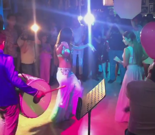 Aparıcı və rəqqasə məclisdə oriyental rəqs oynadılar