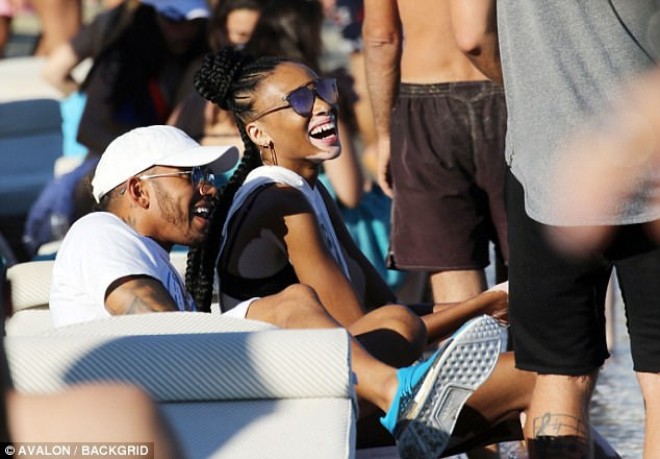 Vitiliqo xəstəliyindən əziyyət çəkən model dünya çempionu ilə çimərlikdə - foto