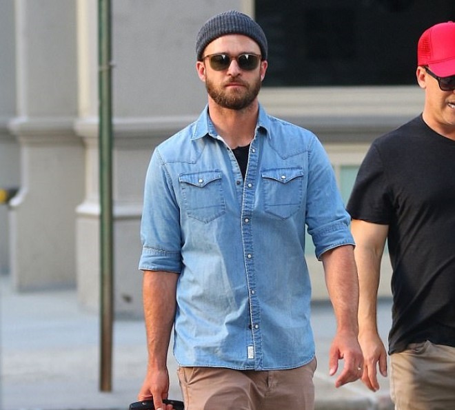 Castin çamadanla küçədə gəzdi