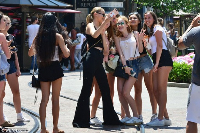 Alış-verişə çıxan fələstinli gözəl pərəstişkarları ilə foto çəkdirdi