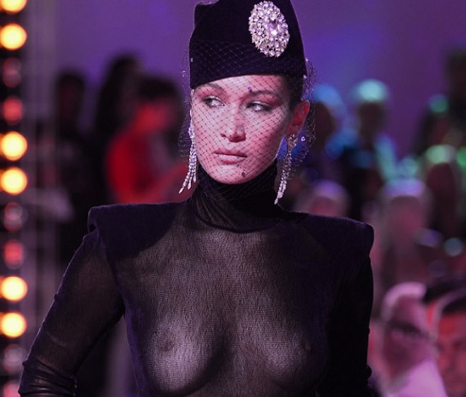 Bella büstqaltersiz podium çıxdı - fotolar