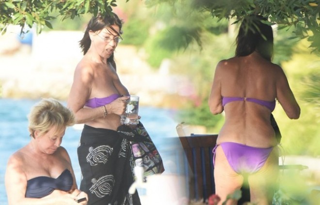 73 yaşlı aktrisa çimərlik geyimində gənc qızlara meydan oxudu